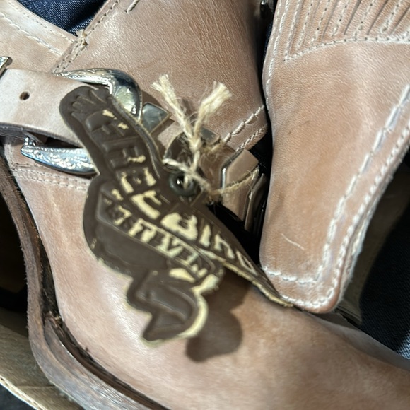 Freebird Blade in Taupe 7.0 - Picture 4 of 5